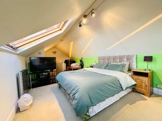ONE DOUBLE ROOM AND ONE SPACIOUS ATTIC ROOM IN SHARED HOUSE, FREE WIFI, FREE PARKING, AMAZING view - Chesterfield - 2