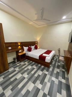 Glitz Hotels Golden Sands - Nr Asalpha Metro Station - Mumbai - 9