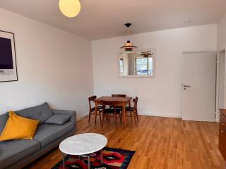 Canal-Front at Maybachufer - Private Room in Newly Renovated 80 sqm Two-Bedroom Apartment - Berlin - 2