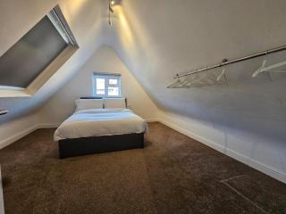 Apartment - Sleeps 4 & Free Parking - 6