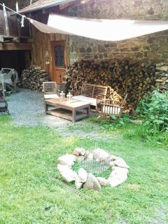 Afgelegen gite naast rivier omringd door bossen in bergachtige omgeving - 1