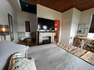 Bridge tender with loft - La Conner - 8
