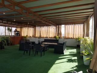 Departamento con 2 habitaciones amoblados, sala comedor cocina muebles, vajilla y una terraza espectacular - Arequipa - 4
