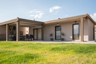 Majestic Manor with outdoor Jacuzzi by 8essentially - Karteros - 8