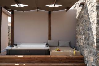 Majestic Manor with outdoor Jacuzzi by 8essentially - Karteros - 0