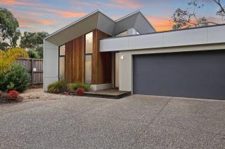 Madeley Family Getaway- Sleeping 8, central, aircon, close to shops, beach, parks, spacious - Ocean Grove - 3