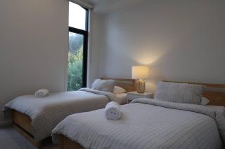 Madeley Family Getaway- Sleeping 8, central, aircon, close to shops, beach, parks, spacious - Ocean Grove - 1