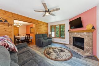 Dog-friendly 6-acre 5BR 3BA home, game room, deck, Wisconsin Dells 10min - 1