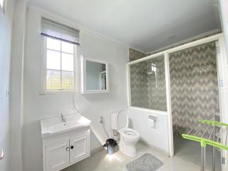 A Spacious Tropical 4 Bedrooms with Bathrooms Villa Marion Tomohon with the view of Gunung Lokon - 8