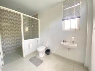 A Spacious Tropical 4 Bedrooms with Bathrooms Villa Marion Tomohon with the view of Gunung Lokon - Tomohon - 6