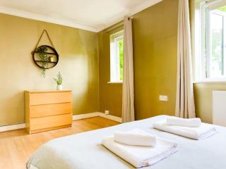 Last-Minute Specials l Modern 2 Double Bed Apartment for 5 Guests l Hofin Stays Short Lets & Serviced Accommodation - 7