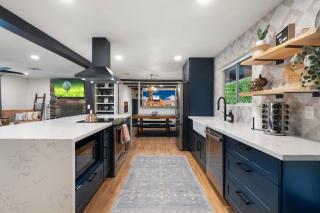 Walk to GC Train Depot and Route 66, king beds, game room, BBQ, firepit - 3