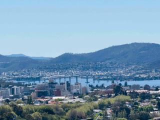 Beautiful Sunny Home with Stunning Hobart Views - Sandy Bay - 9