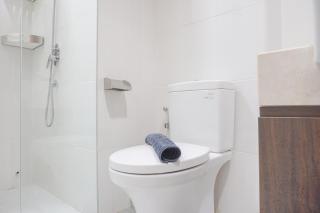 Stunning and Comfortable 2BR Samara Suites Apartment By Travelio - Jakarta - 5