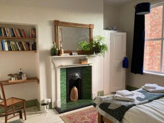 Beautiful sunlit rooms, 2 mins from beach, private garden - 7