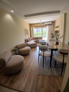Luxerious apartment with a private garden and pool access - Sheikh Zayed - 0