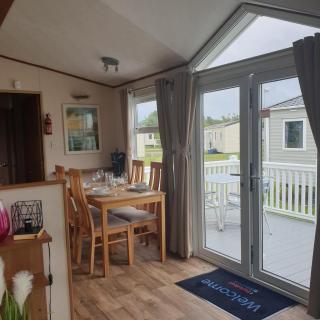 Stunning 6 Berth Caravan With Decking At Southview Holiday Park Ref 33175V - Skegness - 7