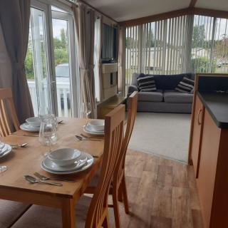 Stunning 6 Berth Caravan With Decking At Southview Holiday Park Ref 33175V - Skegness - 4