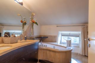 Charming Heritage Apartment - 4