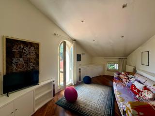 Charming Heritage Apartment - 2