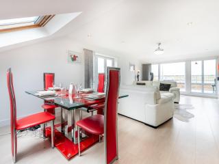Windrush Court · Stunning Penthouse With River Views Near Erith Stn Pass The Keys - 7