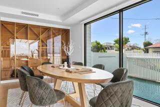 Deluxe 4-Bed Home with Pool & Fire Pit - Brisbane - 7