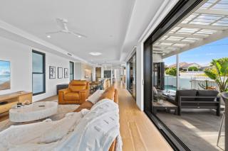 Deluxe 4-Bed Home with Pool & Fire Pit - Brisbane - 3