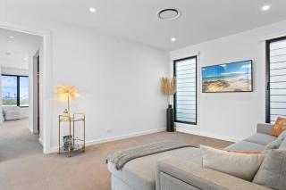 Deluxe 4-Bed Home with Pool & Fire Pit - Brisbane - 2