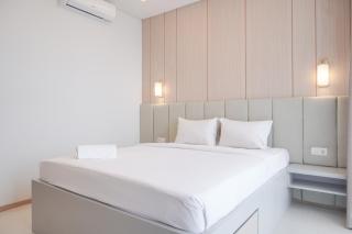 Nice and Comfort 1BR at 25th Floor Samara Suites Apartment By Travelio - 2