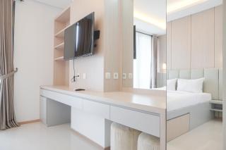 Nice and Comfort 1BR at 25th Floor Samara Suites Apartment By Travelio - 3