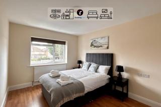 Stylish 2 Bedroom Flat By Tara Stays Short Lets & Serviced Accommodation Watford With Free Parking & Nearby Warner Studios - Watford - 0