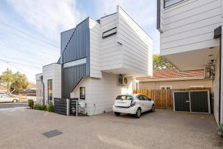 Stunning, modern, two-story detached townhouse - Melbourne - 2
