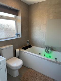 City Stay with Jacuzzi Gym Free Parking 2 Spaces - 7