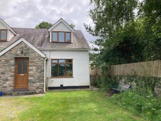 Self-contained ensuite double or twin bedroom in Pentir - Bangor - 6