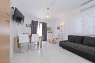 Candela, No 5 - Starigrad - 1