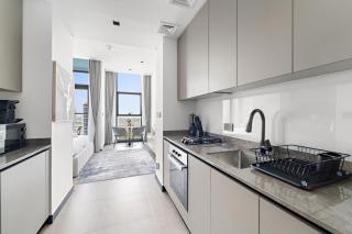 Lux Studio 15 Northside with a Pool, Gym & Canal Views - Dubai - 3