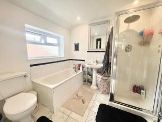 Amazing 5 bedroom house in Hornchurch - Hornchurch - 5