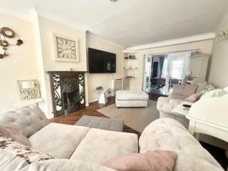 Amazing 5 bedroom house in Hornchurch - Hornchurch - 2