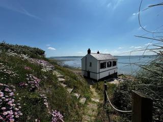 Beach Front Watch House, Lepe - - 1