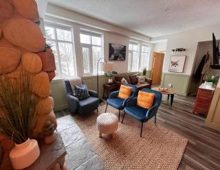 Three Peaks Getaway 2 bedrooms & 2 bath-sleeps 6 - Canmore - 2