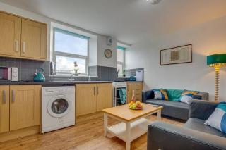 Collegiate Crescent Charm, Cozy 4BR Retreat - Sheffield - 0