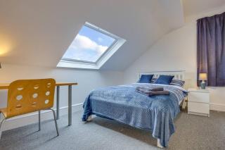 Collegiate Crescent Charm, Cozy 4BR Retreat - Sheffield - 3