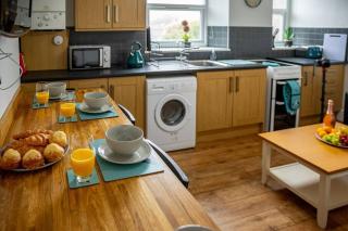 Collegiate Crescent Charm, Cozy 4BR Retreat - Sheffield - 1