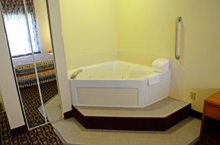 Budget Host Inn - Allegan - 6