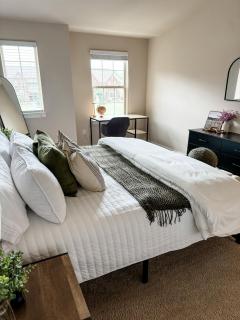 Elegant & Modern Plymouth 3-bed 25-bath Townhome - Plymouth - 2