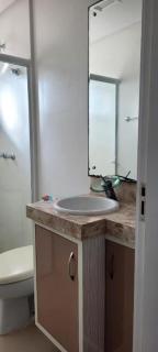 Quarto, o banheiro é de uso exclusivo do hóspede e fica localizado no corredor , piscina compartilhada, não é o apartamento inteiro, somente o quarto - Bombinhas - 3