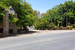 Beachfront Deluxe with AC, Wi-Fi, Pool, Ocean Views! - 1
