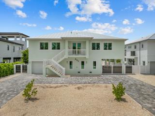 Emerald Oasis Deluxe Waterfront Gem, Heated Pool with Dock - 1