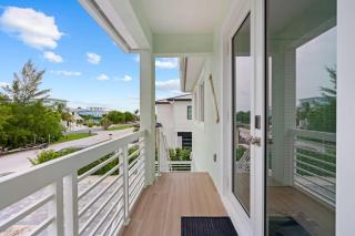 Emerald Oasis Deluxe Waterfront Gem, Heated Pool with Dock - 3