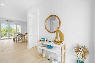 Emerald Oasis Deluxe Waterfront Gem, Heated Pool with Dock - 2